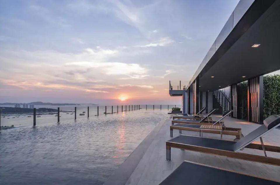Base Central Pattaya Long Balcony King-Bed With Infinity Pool & Free Netflix! ภายนอก รูปภาพ